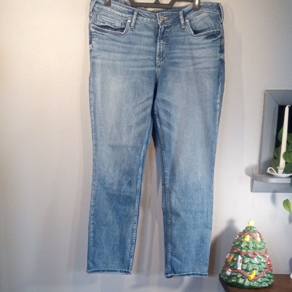 Silver Jeans Co. Elyse Straight Medium Wash Jeans Size 18/31